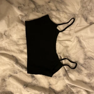 Nice vanlig tanktop, Inge snack om saken - Snygg träningstanktop, använd 2 gånger typ. Strl S, jätte lite genomskinlig i klar sol