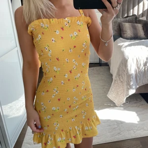 Sommarklänning - Gullig smockad sommarklänning som jag köpte på en liten butik i Vietnam! Använt den en gång