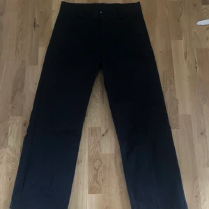 Sweet big skate chinos (svart) - Dessa byxor har endast legat i min garderob och har aldrig använts. De är normala i storleken och passar båda kön :)