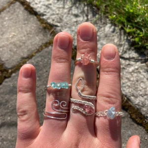 Sååå fina ringar💗🤩✨🦋 - Man kan kombinera ringarna på massa olika sätt, vilket är såå snyggt nu till sommaren😍 själv är kristallringarna min personliga favvo! Alla kristallerna har liksom specifika egenskaper som gör de speciella🥰🤩 hör bara av dig om du är intresserad av någon ring/ringar som finns på bilden!💗🥰 priset varierar beroende på ring✨