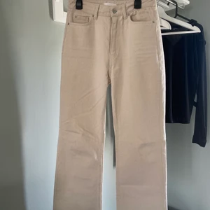 Jeans Hm, stl 36 - Fint skick, endast använda ca 5 gånger, uppsydda så är därför lite kortare