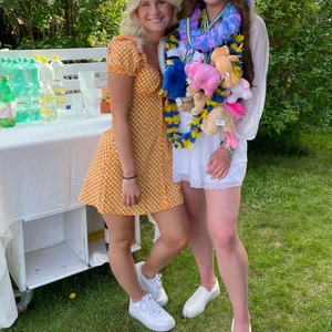 Klänning h&m - Säljer denna fina klänning från h&m som blivit alldeles för liten! Den är endast använd en gång och är i nyskick! Stl xs! Sååå ledsen att jag inte kan ha den då den är så fin:( buda<33