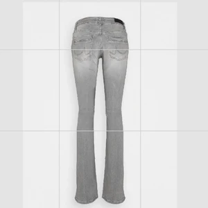 Low waist jeans  - Nypris: runt 700kr. Midjemått: 76cm och Innerbenet: 77cm. Passar alltså någon som är runt 165-170. Dom är i jätte bra skick aldrig använda💓