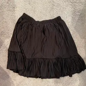 💕Säljer denna svarta kjolen från Zara då jag inte använder den längre. Kjolen är i storlek S💕