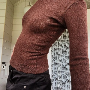 Brun mönstrad tröja - Supersnygg brun mönstrad tröja! Bra skick! Det står att det är en storlek XL men jag har storlek XS och på mig passar den perfekt, men den är stretchig och passar även perfekt på större storlekar.