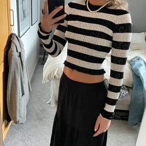 Randig tröja - Svartvitrandig tröja som e tunnstickad, perfekt till sommarn!