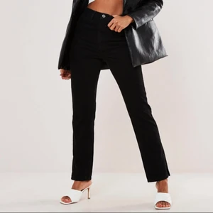 Missguided tall split straight leg jean - Beskrivs som tall men är förkorta på mig som är 177. Passar nog folk runt ≈170. Storlek 36. Sitter riktigt fint annars. Färgen är urtvättad svart, byxorna är slutsålda överallt. Egna bilder fås vid intresse.