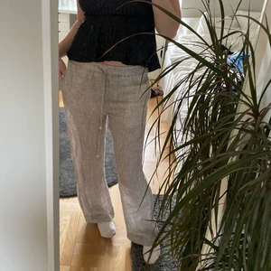 Snyggaste byxorna! - Säljer dessa byxor från Zara då jag köpt massa andra linne-liknande byxor. De är inte i linne men ser typ ut som det, sjukt snygga med en superfin liten ”snäckdetalj” på snöret i midjan. Endast provade! Jag är 178 lång och låter dom på bilden sitta lite längre ner, tror egentligen de skulle sitta bättre på någon som är runt 170 och kan bära dom lite mer högmidjat!❤️ de är ganska genomskinliga.