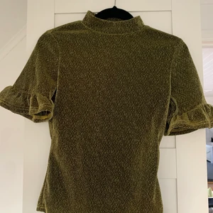 Mesh topp  - Superfin guldig meshtopp med små volanger på ärmarna och kort krage vid halsen! Vet tyvärr inte vart den är ifrån då den är gammal, den är i nyskick, passar storlek 34-36 💙
