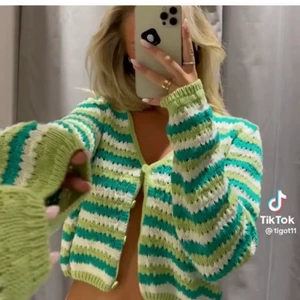 Zara kofta i storlek S  - (Lånade bilder) Super fin kofta från zara, köpt förra sommarn. Använd bara 1 gång så i jätte bra skick. Skriv för mer bilder.💗