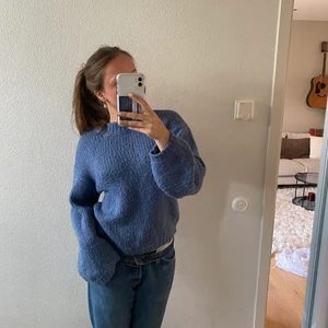 Stickad tröja - Såå fin stickad tröja i blå färg från NAK-D. Knappast använd, väldigt bra skick. Jag är 172 cm lång och bär vanligtvis strl s. Kan mötas upp i Sthlm eller frakta (kund står för frakt). Pris kan diskuteras 💕