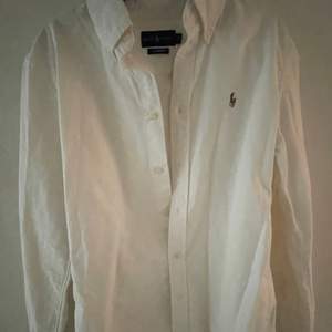 Säljer denna skjortan ifrån polo Ralph Lauren, passar fint till sommarn med ett linne💕