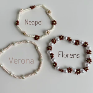 Armband  - 3 sjukt fina armband! Egengjorda✨ 🤍Florens:55kr.       🤍Verona:35kr. 🤍Neapel:35kr. Eller köp alla 3 för endast 110kr✨ Går bra att ändra färg om ni vill det🤗