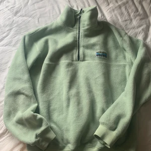 Fleecetröja storlek xs - Grön fleecetröja från junkyard i bra skick. Storlek xs men lite oversized.