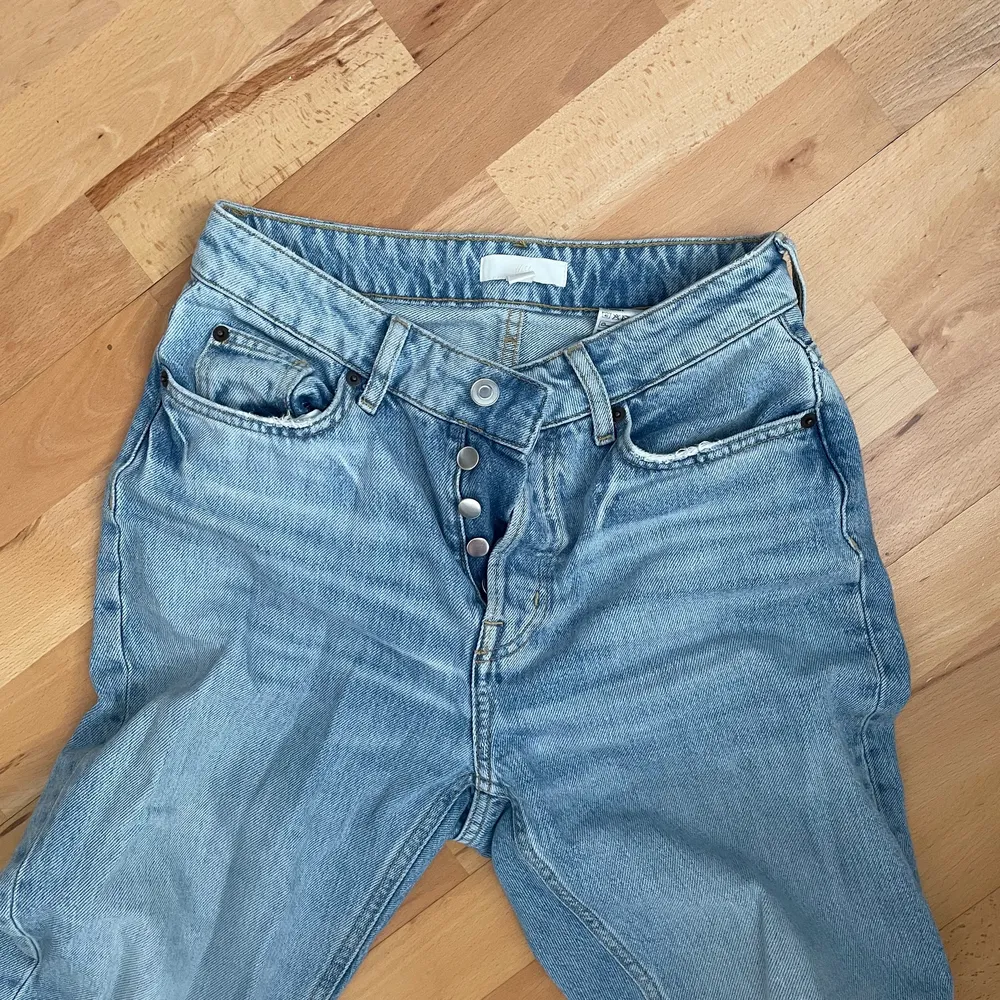 Jeans köpta på h&m men som blivit för små. Bra skick, knappt använda. Med slitningar längst ned för att få dem lite längre. Pris kan diskuteras + frakt tillkommer 🌸. Jeans & Byxor.