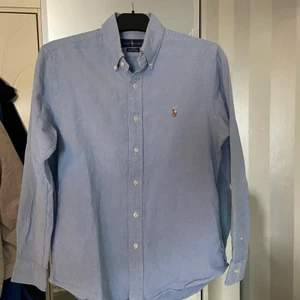 Ralph Lauren Skjorta strl M - Säljer en Skjorta ifrån Ralph Lauren i storlek M. Den är i bra skick och riktigt snygg. 
