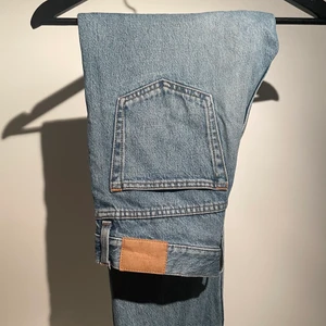 Weekday space relaxed jeans - Space relaxed jeans från weekday i storlek 27/30. Straight passform och i bra skick, riktigt bra klassiskt raka jeans. 