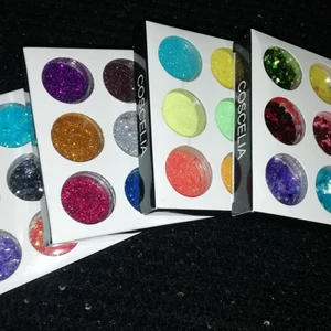 Coscelia Proffessionellt Nagel Glitter - 4 st Helt nya paket Coscelia Nagel Glitter i olika sorter, former & färger av fin  kvalitet och kommer i vackra förpackningar. Dessa används av Proffessionella Nagelteknologer. (4x12 st i varje paket)  Kan användas/blandas till: Gele, Akryl, Polygel samt till nagellack. Rensar I garderob och lådor, så har massa nytt som bara ligger och kan ev. Komma att glädjas någon annan.       Köptes för 250:- st, (totalt 1000:-)   Säljes ALLA 4 TILLSAMMANS, för 500;- GRATIS FRAKT . 🛍️ 📦