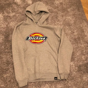 Dickies tröja - Säljer min dickies tröja för att jag aldrig använder den. Den kostade typ 750kr ny säljer den nu för 250kr. Har bara använt den ett fåtal gånger!