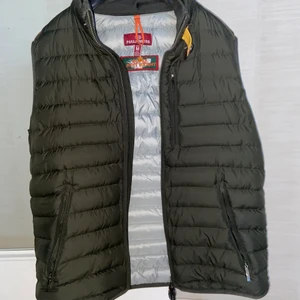Parajumper väst strl M - Säljer min superfina parajumpers väst som är i väldigt bra skick då jag har använt den ett fåtal gånger. Köpt på parajumpers egna hemsida för 3500kr, men priset kan diskuteras. Kan mötas upp i Stockholm om så önskas. Västen är i storlek M men passar b.la mig som vanligtvis har S. Köparen står för frakten! Skriv för mer info + bilder 💕💕