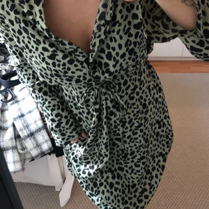 Klänning Only - Klänning från Only i grönt med svarta prickar. Nyskick, endast har använts en gång. Knytning runt midjan, så man kan justera passformen. Storlek M, men skulle snarare säga S. 