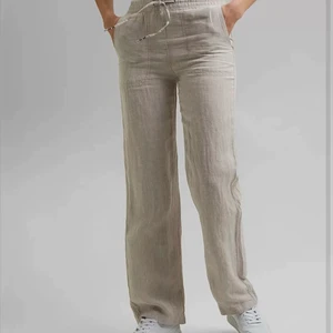 Esprit linnebyxor - Beiga och slutsålda linnebyxor från Esprit! Så sköna och somriga🤍🤍de har krympt lite i tvätten så skulle säga att de passar en 34 mer💓lappen är också avklippt!       Högsta bud: 550kr       Budgivningen absolutas på söndag den 15 maj