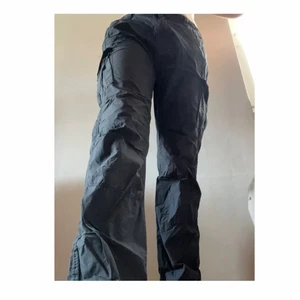 Lågmidjade cargos - Svarta lågmidjade cargos. Storlek 40/42. Innerbenslängd 81 cm, midja 42 cm. Frakt 66 spårbart