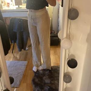 Linnebyxor  - Säljer ett par av mina linnebyxor då dom inte kommit till användning alls, det är mest för att jag har flera par och därför inte använder dessa✨ så dom är aldrig använda och lappen sitter kvar, säljer dom så billigt då dom är ganska genomskinliga (se sista bild)💕 men dom passar perfekt inför sommaren då dom är vänligt sköna🌸 köparen står för frakten😍