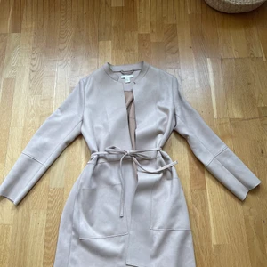 H&M tunn kappa i sammetsliknande tyg - Kappa-liknande plagg i ett stretchigt sammetsliknande tyg. Väldigt fint insydd och vacker färg men har tyvärr vuxit ur den!    Fraktar bara🙏🏽