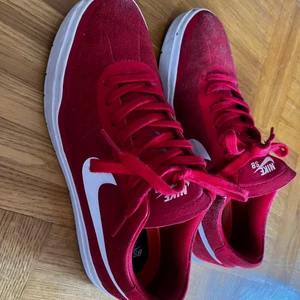 Nike SB hyperfeel - Röda Nike SB hyperfeel. Storlek 40. Nypris 900kr. Frakt 66 spårbart