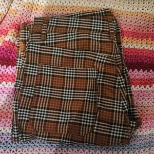 Rutiga byxor - Rutiga byxor. Lite noppriga men annars jättefina. Väldigt bekväma och sitter snyggt