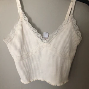 Vitt h&m linne  - Vitt h&m linne, basic och ganska kort men väldigt fin, perfekt nu till sommaren. Passar som S/XS skullle jag säga. Köparen står för frakten :) 