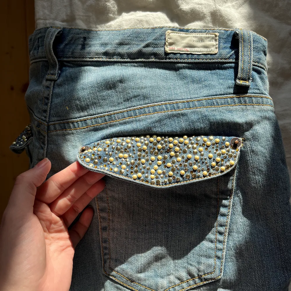 Säljer dessa skitsnygga äkta Odd Molly jeans, fin blå färg med ascoola fickor med nitar och stenar. Modellen är rak i benen och slits nertill. Lågmidjde/ mellan hög midja. Storlek 2 vilket jag skulle säga passar som S/M. 💕💕. Jeans & Byxor.