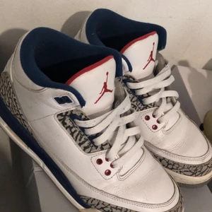 Jordan 3  - Säljer nu ett par Jordan 3 true blue (GS)  Köpta på plick så vet inte till 100% om dom är äkta MEN ser exakt ut som äkta. Köpte dom för ca 1200 Storlek 39 men är liten i storleken. Dom har några repor på vissa ställen och dom är lite creasade. Priset kan 