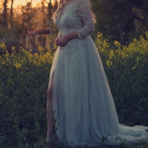 Helt ny balklänning  - Ljusgrå balklänning från Dressroom Linné, använd endast en gång (för bilderna) spets upptill och i ärmarna, öppen rygg med dragkedja, slits framtill och långt släp. Storlek 38/40