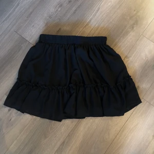 New yorker svart kjol - Köpte kjolen i 2 storlekar för stor i hopp om att kunna sy till den till min storlek typ? Jättedumt för de gick inte. Älskar verkligen kjolen men tyvärr passar den inte. Lapp kvar - skitsnygg kjol 🖤🖤