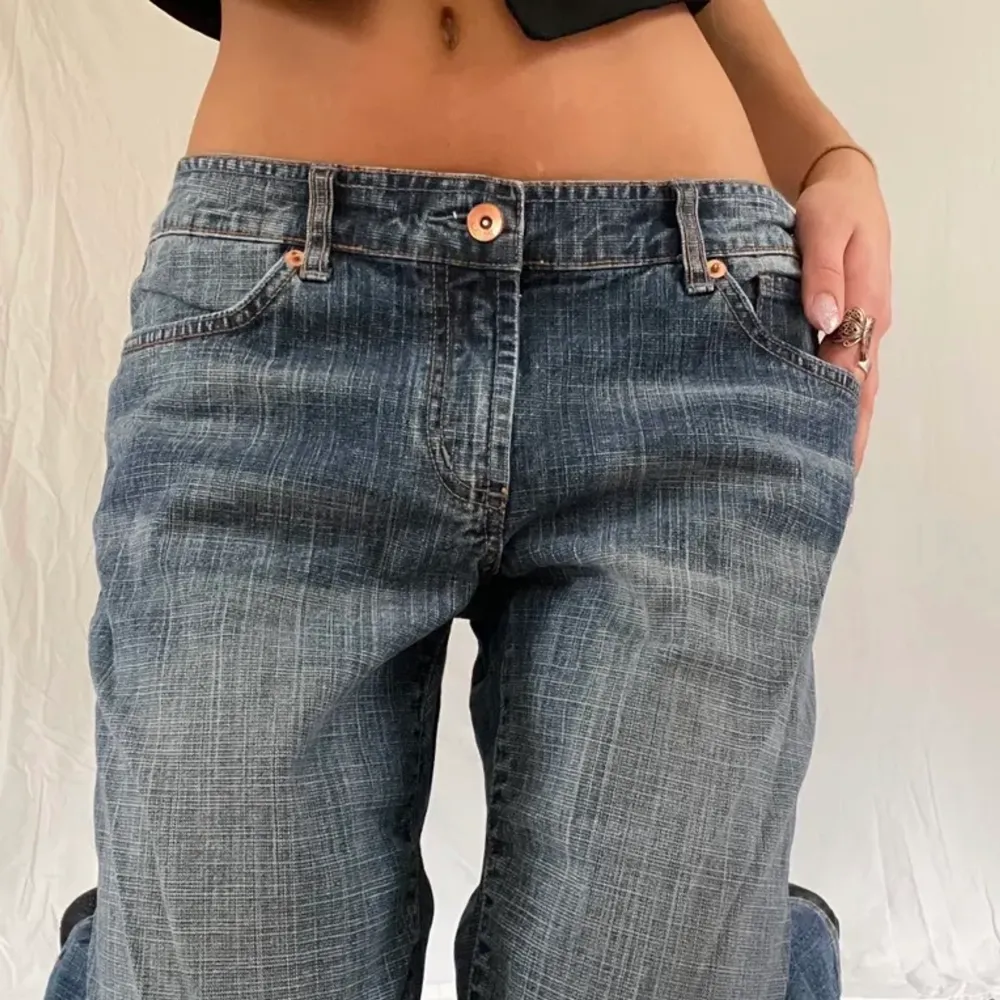 Skitsnygga lågmidjade jeans köpta på plick (lånade bilder fr förra ägaren 1 o 3) , jag har knappt använt de då jag har flera liknande jeans. Innerben 79 och midjemått 80!. Jeans & Byxor.