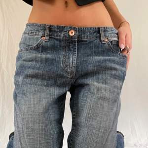 Skitsnygga lågmidjade jeans köpta på plick (lånade bilder fr förra ägaren 1 o 3) , jag har knappt använt de då jag har flera liknande jeans. Innerben 79 och midjemått 80!