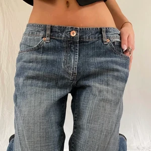 Lågmidjade raka jeans - Skitsnygga lågmidjade jeans köpta på plick (lånade bilder fr förra ägaren 1 o 3) , jag har knappt använt de då jag har flera liknande jeans. Innerben 79 och midjemått 80!