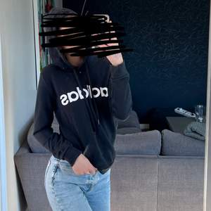 En svart addidas hoodie i srl XS passar även S. Säljer pga att den inte kommer till användning längre.