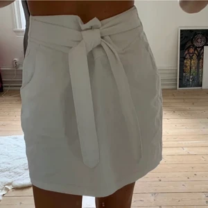 Vit denim kjol  - En jättesnygg vit denim kjol i perfekt skick. Endast använd en gång. Materialet är väldigt bra och har mycket bra kvalitet. Storleken är 36,  den är ganska stor i storleken. Dock kan man knyta in den lite. 
