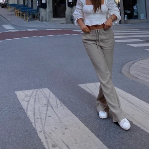 Populära byxor från zara - Bra skick, storlek xs. Om fler är intresserad är de budgivning 