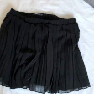 Jättesöt Volang kjol från Gina Tricot i storlek 38 💕