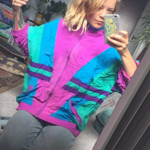 Sjukt fet jacka  - Sjukt snygg 90talsjacka! Köpt på en secondhand i Amsterdam. Storlek ca M-L skulle jag tro. (Jag är 157 cm lång). Säljer pga använder inte den! Finns en ljus fläck på framsidan, nån slags blekning, vet inte exakt vad men man tänker inte på den så mycket. 