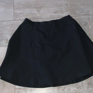 Kjol - Monki - Oanvänd kjol från Monki. Pris går att diskutera + frakt🤍 Skriv i dm ifall du har frågor/vill ha fler bilder!! 