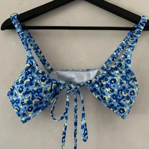 Bikinitopp  - Blommig bikinitopp. Storlek S. Nyskick. Frakt 26