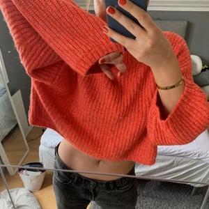 stickad tröja - Säljer nu min favorit tröja då jag tyvärr inte använder den så ofta längre! Den är i jättefint skick och är supermjuk och gosig. Armarna är lite större vilket gör den extra gosig🧡 