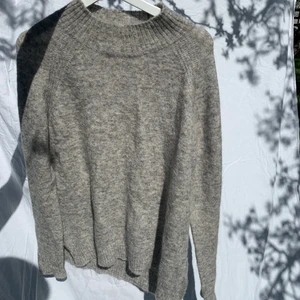 Stickad tröja - Stickad tröja från Neo Noir, den är i storlek xs o sitter oversized på mig som vanligtvis har S. Köparen står för frakt🌷💕