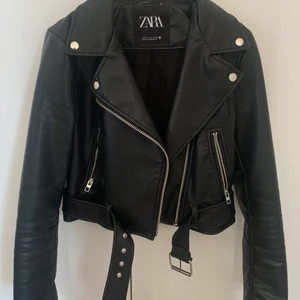 Skinnjacka  - En skinnjacka från Zara i fint skick. Storlek S. 