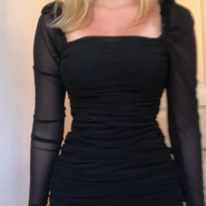 Festklänning  - Så fin svart festklänning med mesh ärmar, endast använd en kväll och kmr tyvärr inte till användning längre.